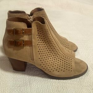 Vionic Women's Aloft Chryssa Light Sand Perfed Suede Pumps sandals 6.5 M